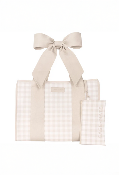 There’s a reason everyone’s obsessed with these Jelly Totes… Spacious yet lightweight, this Jelly Tote is perfect for everything from errands and work days to beach trips and travel. Fold it flat to pack as an extra bag, or use it as your carry-on with plenty of space for your laptop, makeup bag, shoes, water bottle, and more. The easy-to-clean material handles coffee spills effortlessly, and the luxurious extra-wide straps keep things comfortable, no matter how much you overpack.