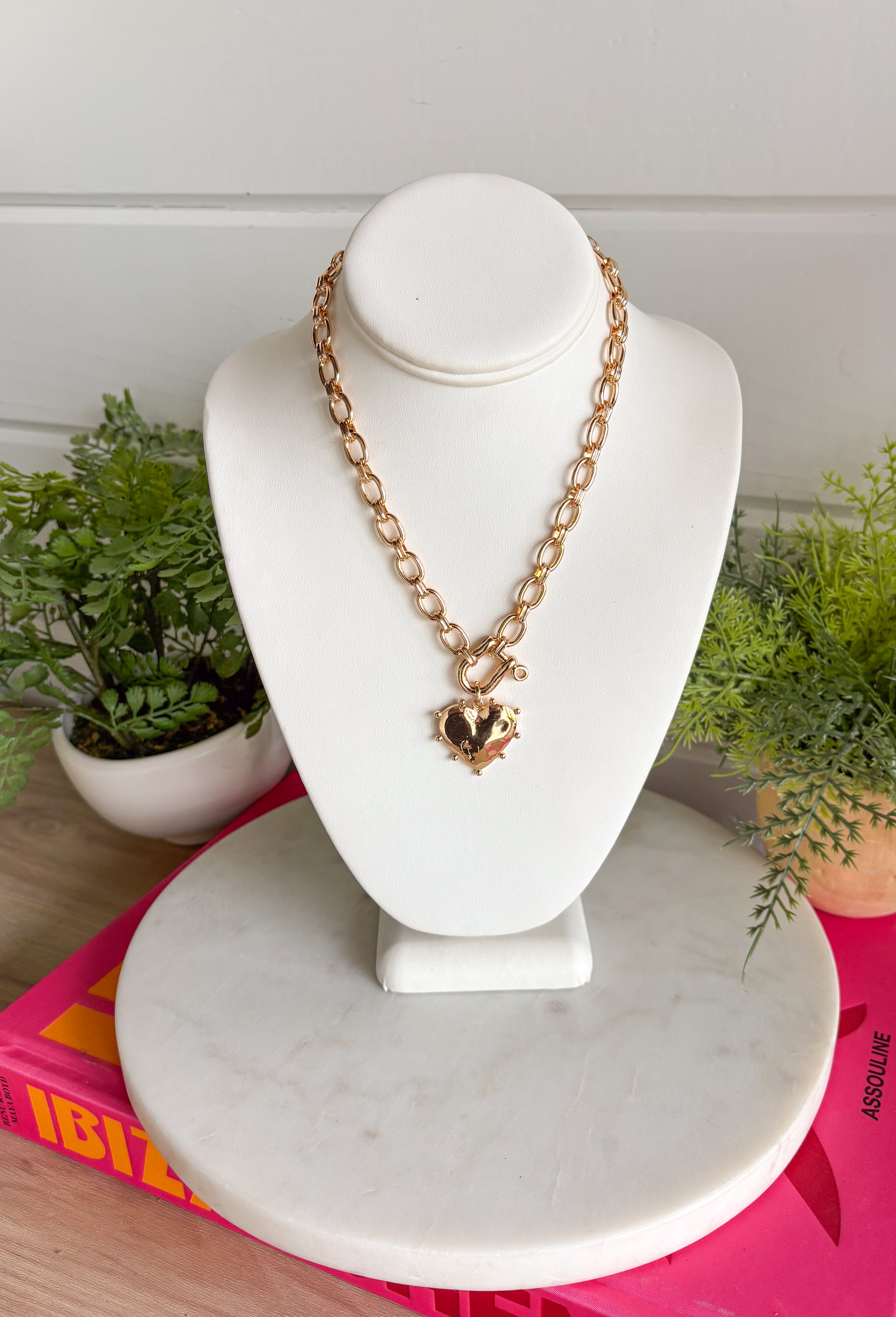 Sweet, simple, and easy to wear! This gold open chain necklace features a beautiful gold heart pendant finished with delicate gold detailing around the edges for a little extra charm. The open chain design gives it a modern feel while keeping the look timeless and feminine. Perfect for everyday wear, this necklace layers beautifully with other favorites or shines all on its own. It’s a versatile piece that adds a soft golden glow to any outfit.