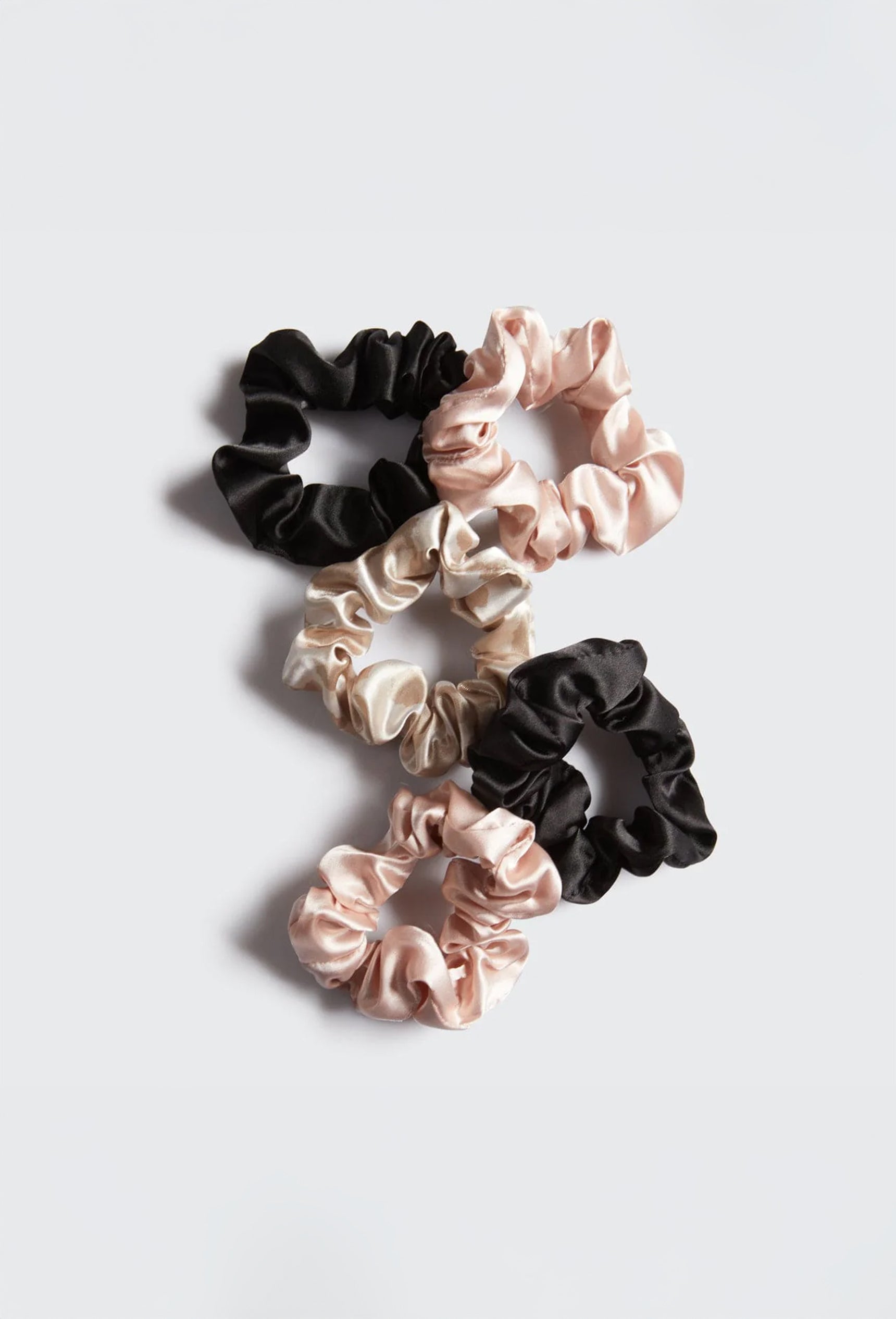 Kitsch Satin Sleep Scrunchies are your newest nighttime necessity.&nbsp;Their satin construction won't crimp or agitate our strands while you sleep, allowing you to wake up frizz free and ready to take on the day!&nbsp;