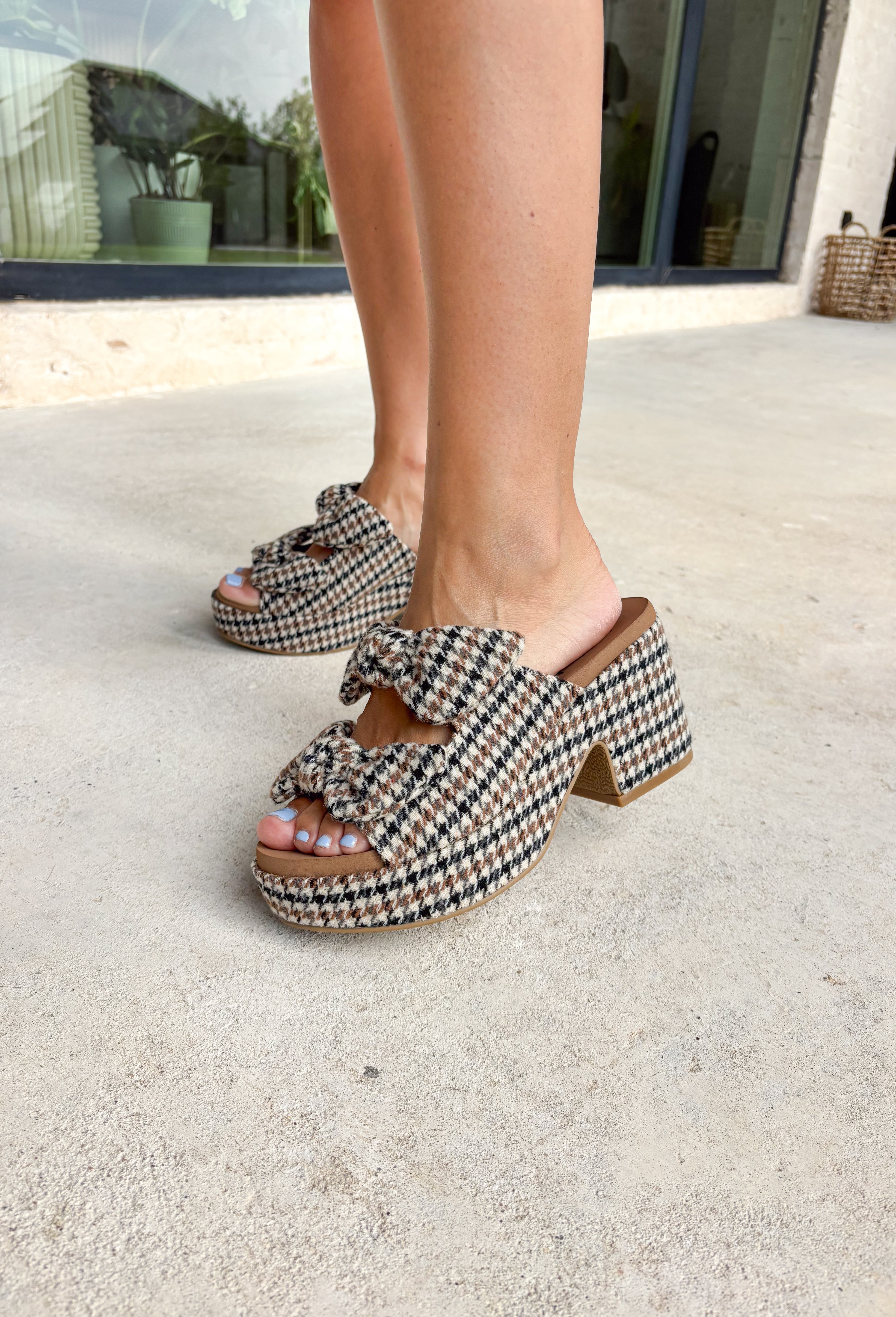 Put A Bow On It Platform - Groovy's