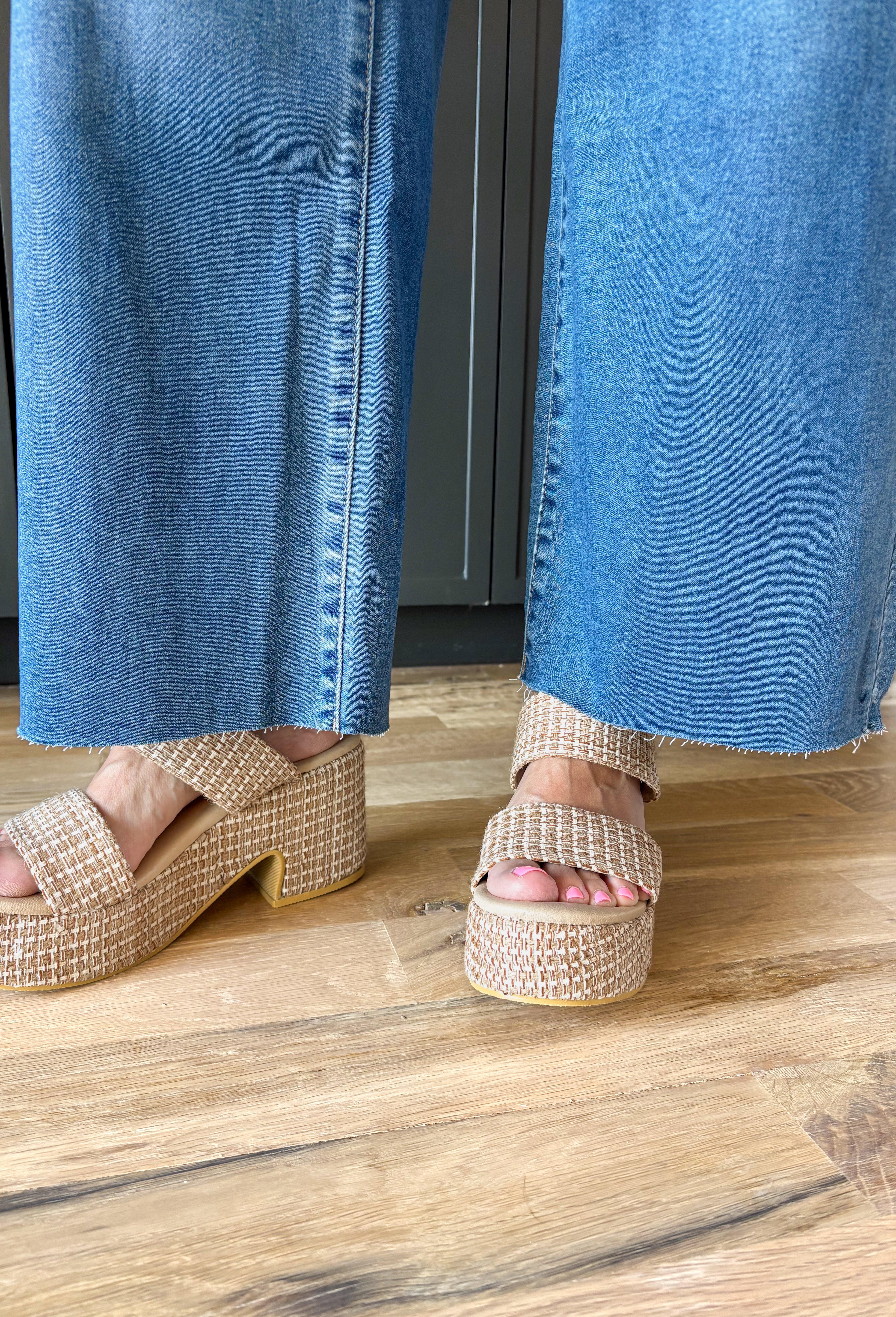 These medium wash high rise jeans offer a wide leg cut, creating a flattering silhouette that is both trendy and comfortable. Perfect for any occasion, these jeans are a must-have!