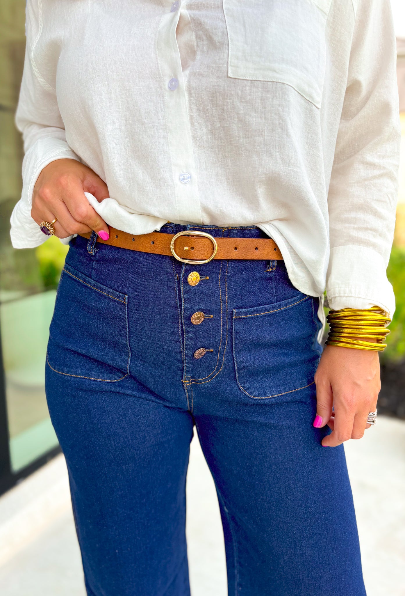 Brinkley Belt in Brown, light cognac belt with oval gold belt loop 