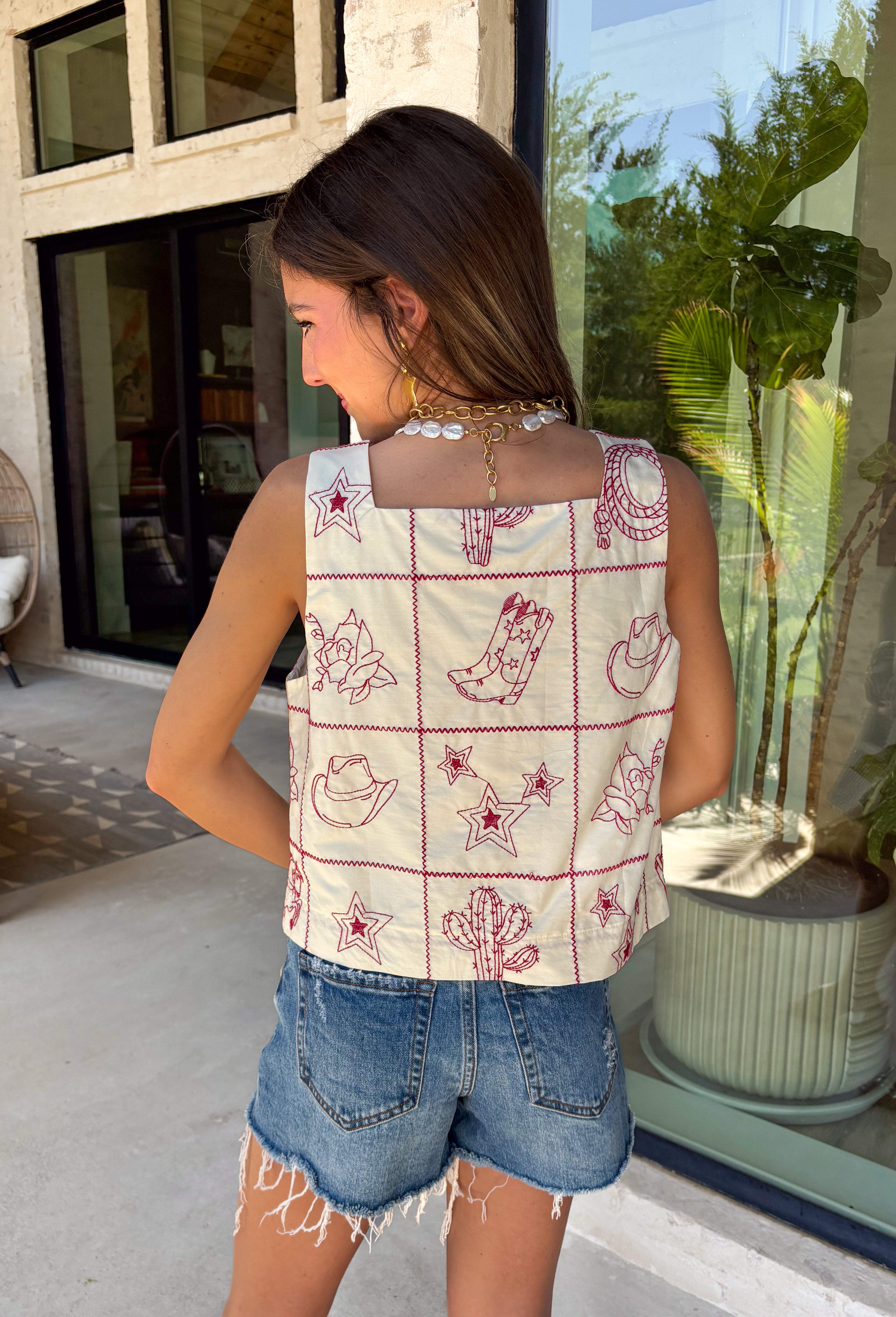 This ecru sleeveless top by Entro is giving sweet spring style with a little western twist. Featuring bold red novelty embroidery, it’s the perfect statement piece for sunny days, rodeo nights, and everything in between. The cropped length keeps it fun and flirty, while the square neckline adds a clean, flattering shape that pairs perfectly with high-rise denim.