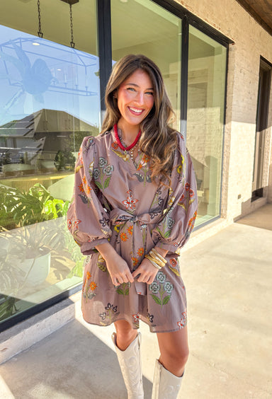 This mocha long sleeve dress by Entro captures all the warmth and charm of fall. Featuring a botanical floral print in rich autumn shades, it’s designed with a flattering v-neckline and a self-tie belt to define the waist. Side pockets and a full lining make it as practical as it is stylish, while the soft cotton fabric keeps it comfortable all day long. A perfect go-to for weekend plans, fall photos, or seasonal get-togethers.