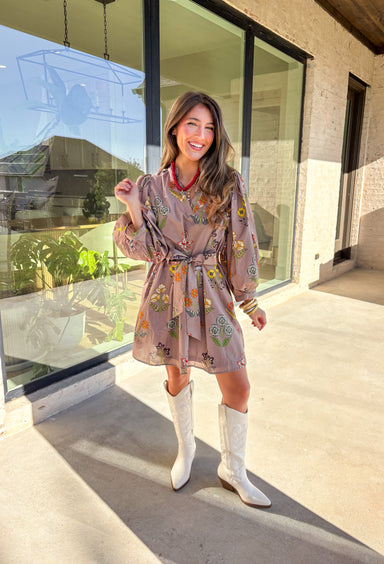 This mocha long sleeve dress by Entro captures all the warmth and charm of fall. Featuring a botanical floral print in rich autumn shades, it’s designed with a flattering v-neckline and a self-tie belt to define the waist. Side pockets and a full lining make it as practical as it is stylish, while the soft cotton fabric keeps it comfortable all day long. A perfect go-to for weekend plans, fall photos, or seasonal get-togethers.