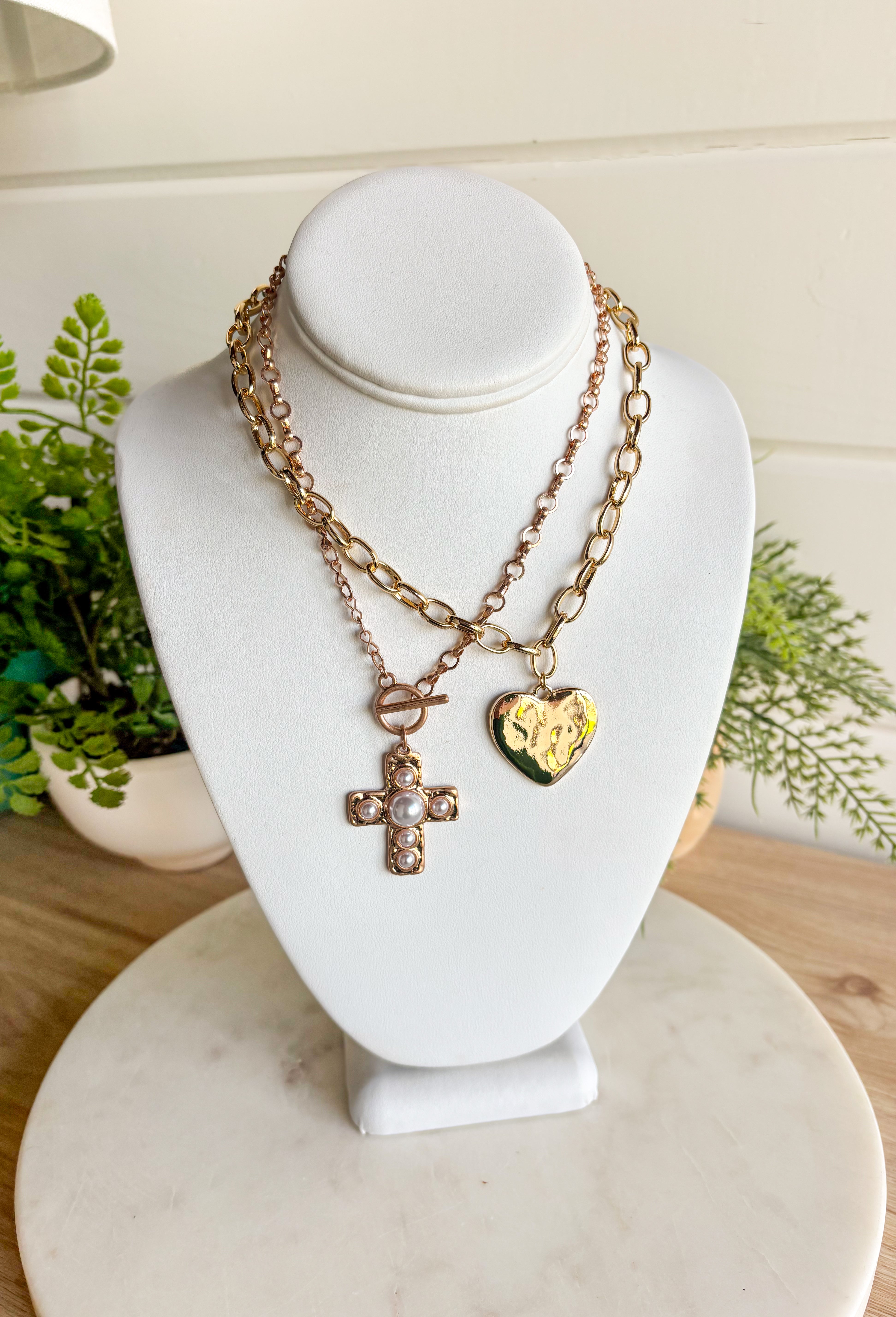 Simple, stylish, and oh-so versatile—this gold chain necklace is the perfect finishing touch for any look. Designed with a textured heart charm, it adds just the right amount of detail and personality without overpowering your outfit. With its adjustable extender, you can wear it closer to the neckline for layering or a little longer on its own. A timeless piece you’ll keep reaching for, no matter the occasion.