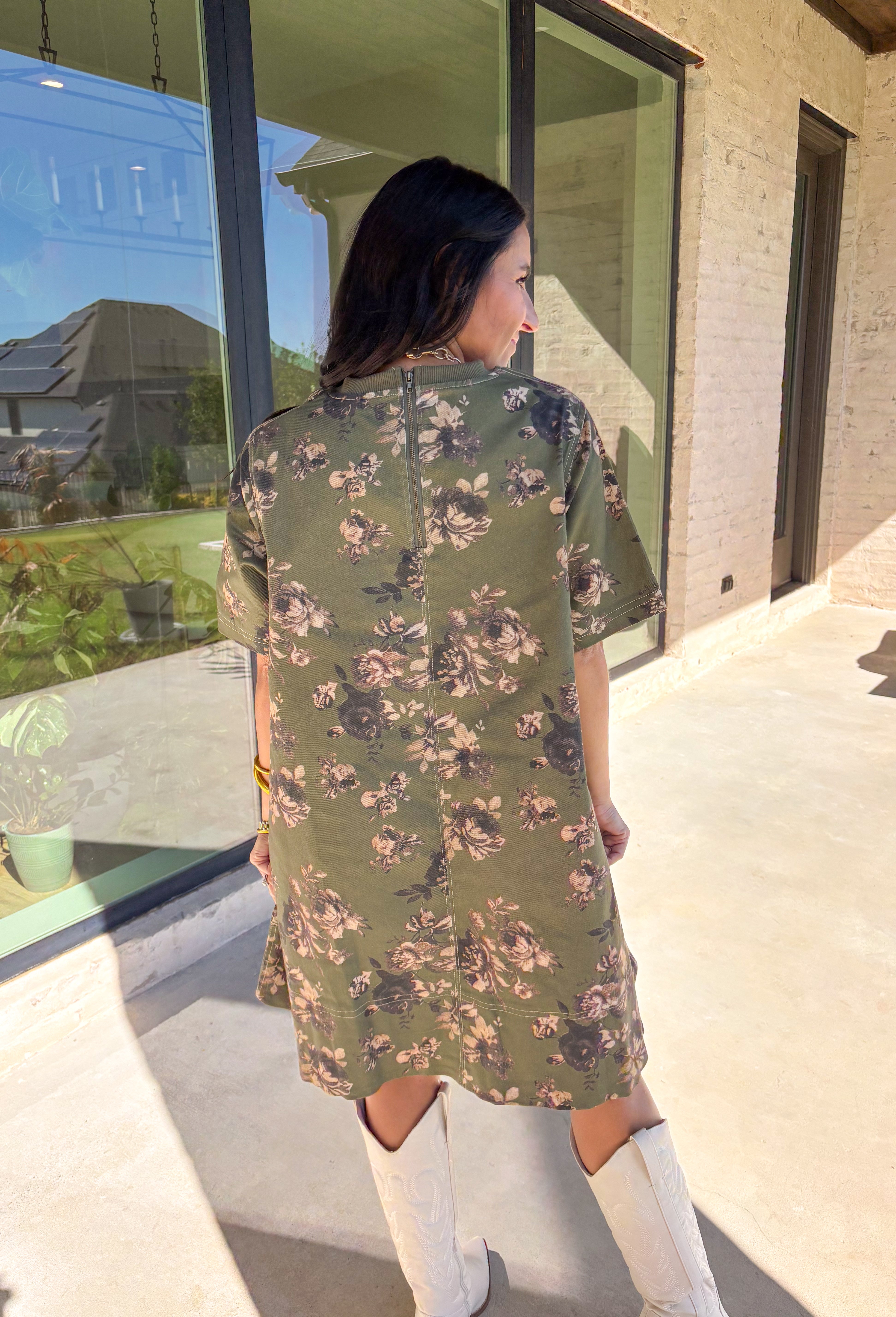 This olive green short sleeve dress by Entro brings an effortless mix of comfort and charm to your fall wardrobe. The neutral floral print adds a soft, seasonal touch, while the relaxed silhouette makes it easy to wear for any occasion. Fully lined with convenient side pockets, this dress is the perfect throw-on-and-go piece for the season—simple, flattering, and endlessly versatile.