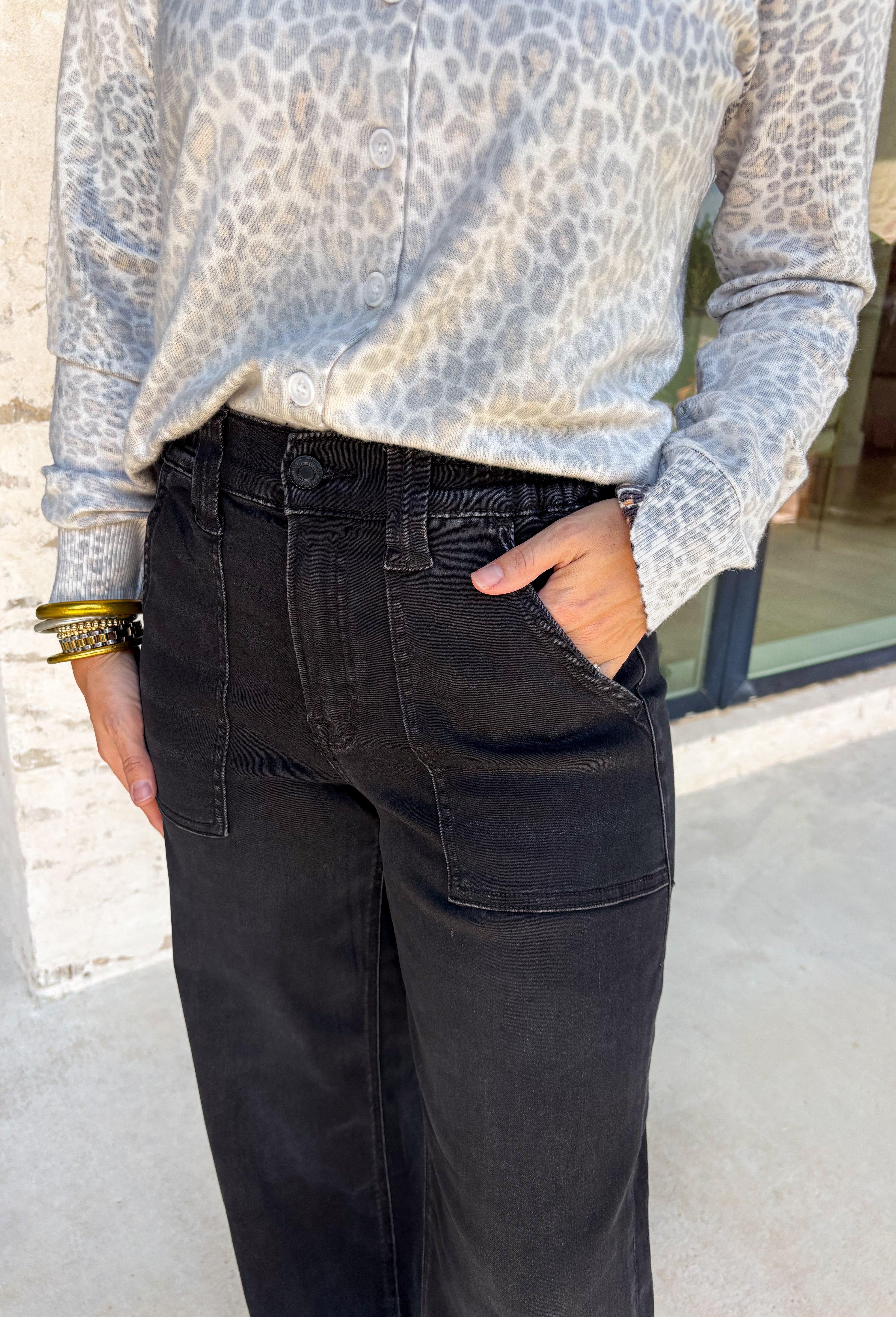 Relaxed and effortlessly cool, these black baggy wide leg jeans are the denim upgrade your fall closet needs. Designed with a flattering high waist and a trendy cuffed hem, they strike the perfect balance of casual and polished. These are great for showing off ankle boots or sneakers, while the soft, modal-blend denim keeps them comfortable with just the right amount of stretch. Whether styled with a cozy sweater or a sleek blouse, these jeans are versatile enough to take you anywhere this season.