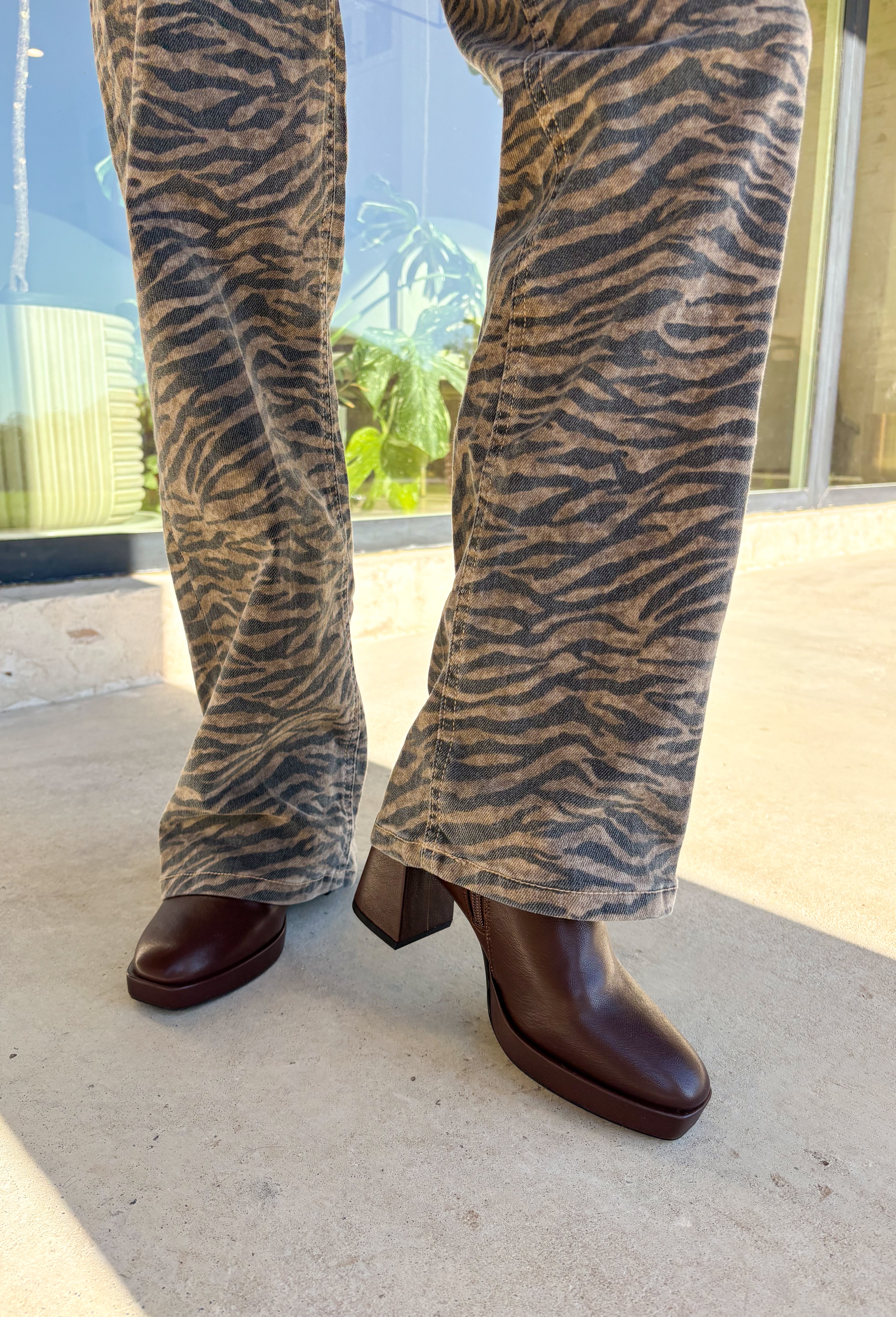 Step up your denim game with these brown tiger print dad jeans by Hidden. Designed in a high-rise fit with a trendy black tiger pattern, these jeans bring a bold twist to a classic silhouette. The straight-leg shape and slight stretch make them both flattering and comfortable, while the 30" inseam gives just the right amount of length for boots or sneakers.