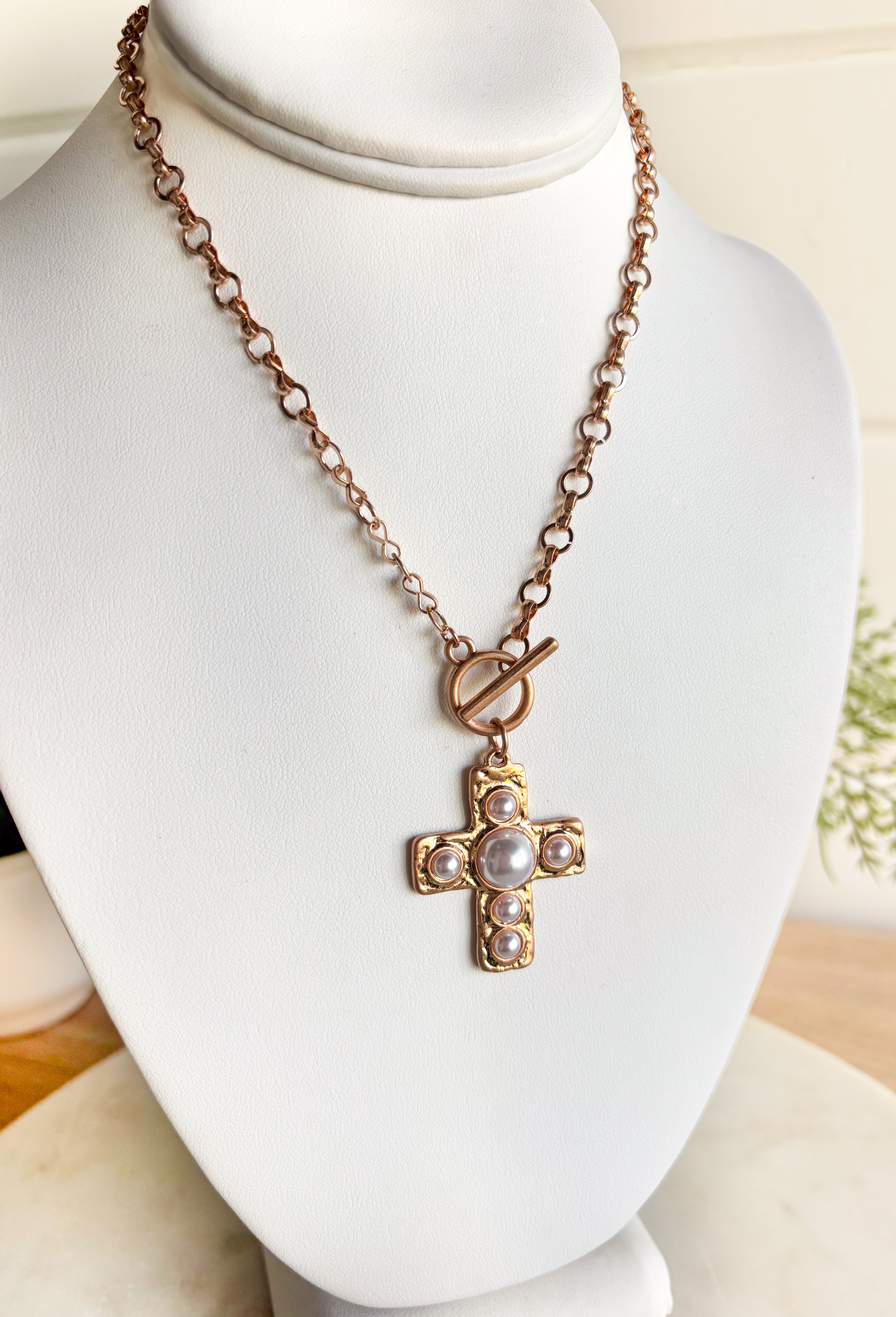 Classic with a modern edge, this matte gold chain necklace is designed with a pearl cross pendant and toggle clasp for a timeless finish. Measuring approximately 15" with a 3" extender, it’s the perfect length for layering or wearing on its own. Whether styled with casual looks or dressier outfits, this piece adds a touch of elegance that works for any occasion.