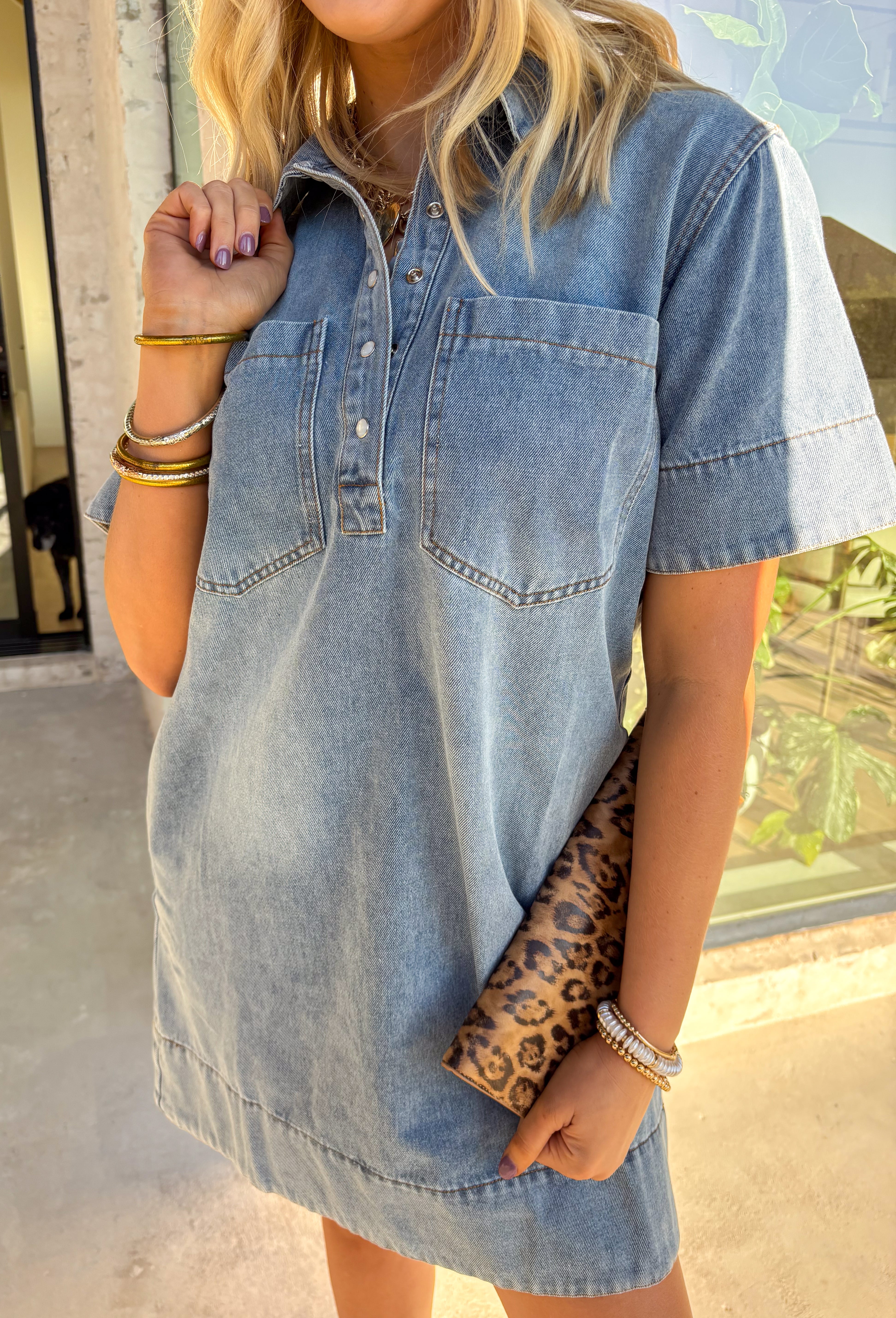 A denim dress that’s made for good times and easy styling—this light wash piece by Star Drop is a total wardrobe win. Featuring short sleeves, a collared neckline, and a half snap-button closure, it’s effortlessly cool and endlessly versatile. With two front chest pockets and hidden side pockets, it’s as practical as it is cute. Whether you’re headed to game day, a concert, or a casual weekend outing, this dress will keep you looking stylish and feeling comfortable all day long.