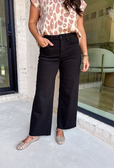 The jeans that make every fall outfit feel instantly cooler. These black wide leg jeans from Vervet deliver a sleek, elongating silhouette with just the right amount of stretch for all-day comfort. Perfect for dressing up with a blouse and heels or keeping casual with a chunky sweater and sneakers, they’re a versatile staple you’ll reach for on repeat. The deep black wash makes them ideal for everything from weekday wear to night-out looks.