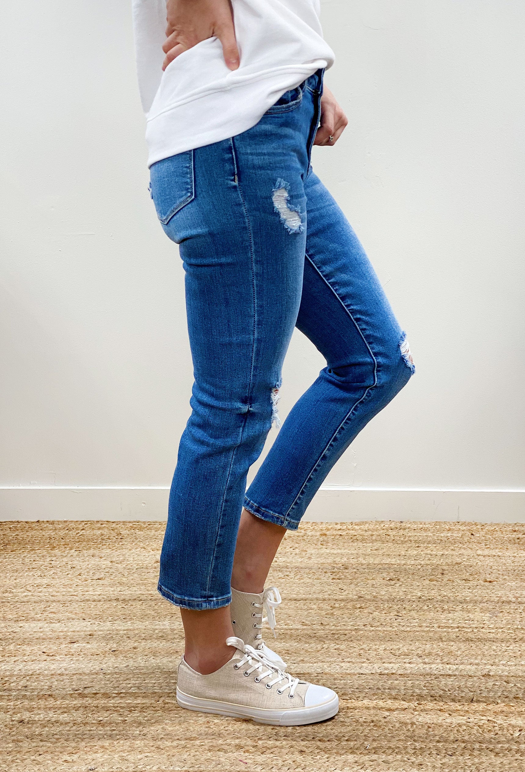 High Waist Stretchy Skinny Jeans With Side Pockets And Washed
