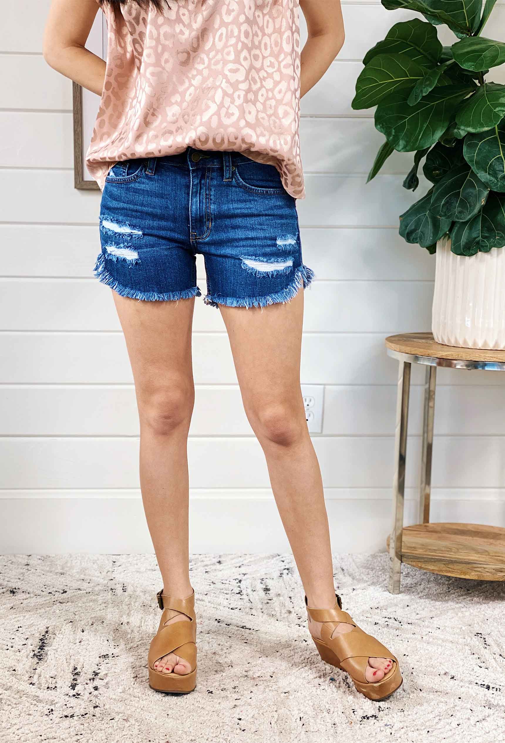 18 Outfits With Distressed Denim Shorts For Ladies - Styleoholic